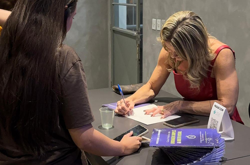 Dra. Graziele Cabral lança livro e inspira alunos de Direito na UFMT