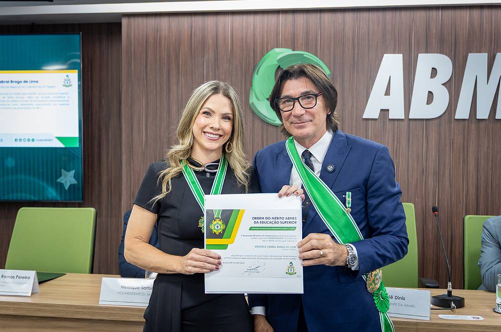 ABMES reconhece trajetória de Dra. Graziele Cabral em solenidade marcada por debate sobre NR-1