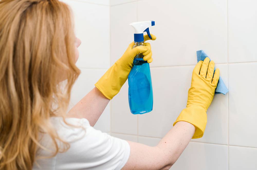 Limpeza de banheiros pode garantir adicional de 40% no salário? Entenda o direito