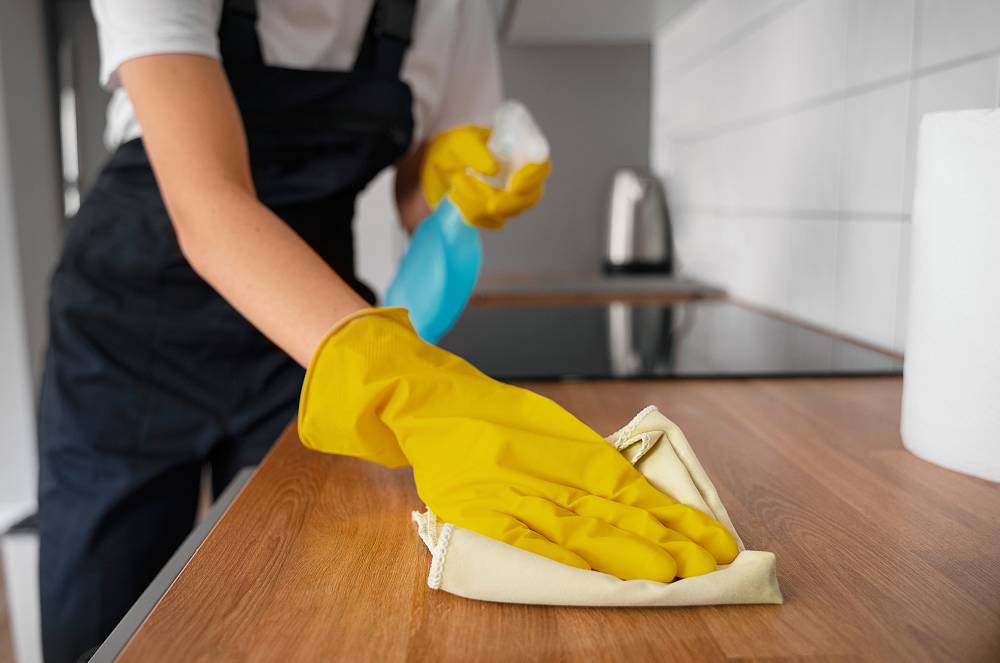 Faxineira que recusou registro para não perder Bolsa Família é multada pela Justiça