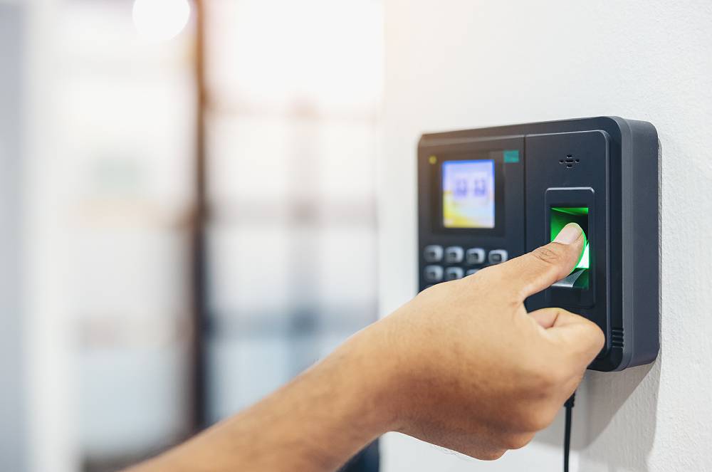 Bater o ponto e continuar trabalhando: Entenda a ilegalidade dessa prática