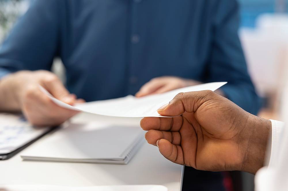 Como evitar prejuízos com a entrega de atestados médicos falsificados nas empresas?